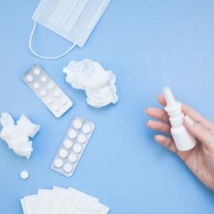 Anti-histamínicos, inalador, máscara, lenços de papel e comprimidos no tratamento das alergias